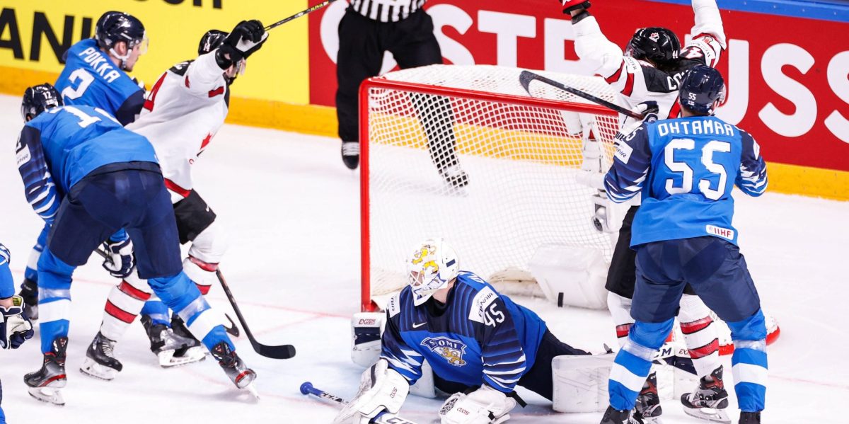 Maxime Comtois juhlii maalia Kanadan jääkiekkomaajoukkueen paidassa jääkiekon MM-kisoissa 2021
