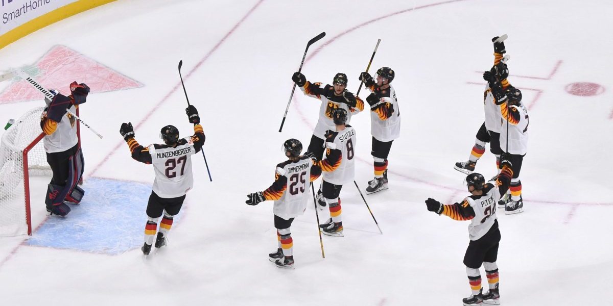 Saksan joukkue juhlii voittoa jääkiekon nuorten MM-kisoissa