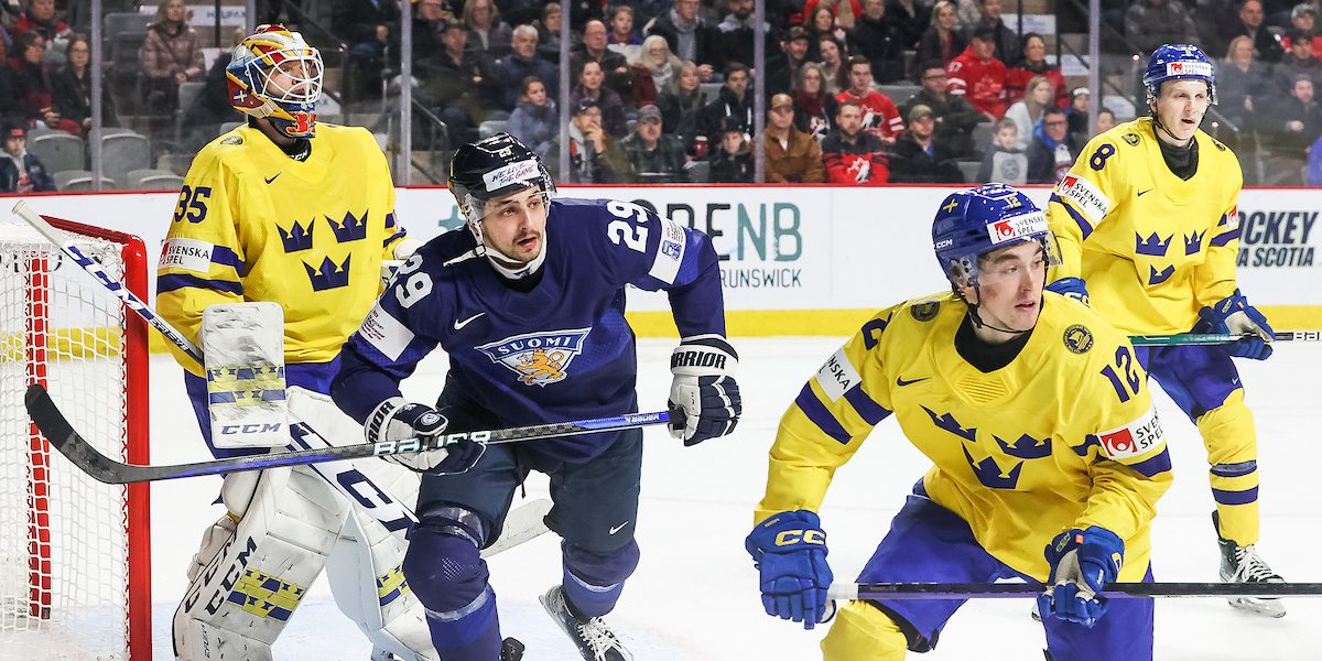 Niko Huuhtanen pelasi Suomen paidassa Ruotsia vastaan jääkiekon U20 MM-kisoissa