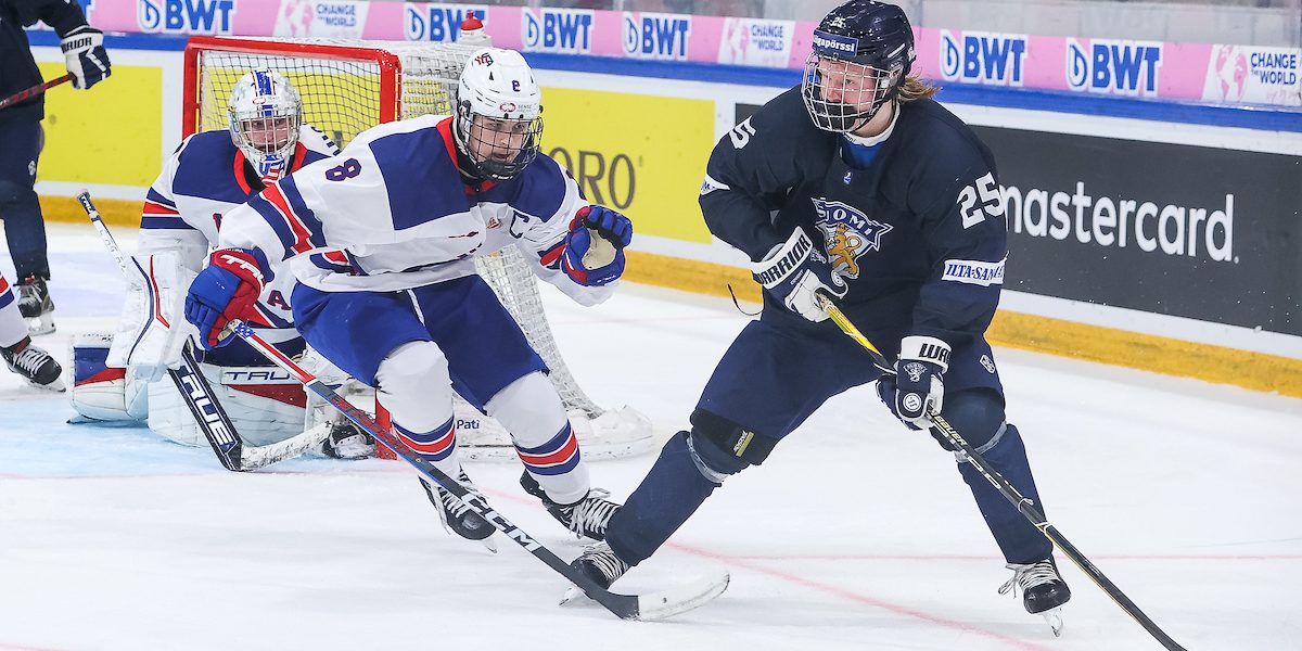 Emil Järventie Pikkuleijonien paidassa jääkiekon U18 MM-kisoissa