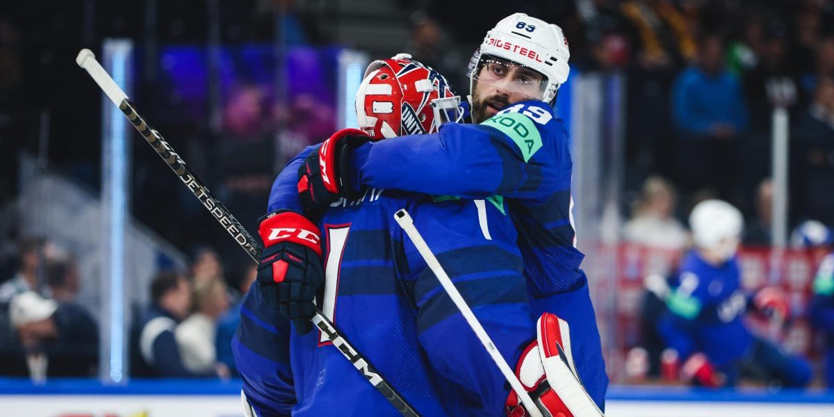 Alex Tuch ja Casey DeSmith juhlivat voittoa jääkiekon MM-kisoissa 2023, USA