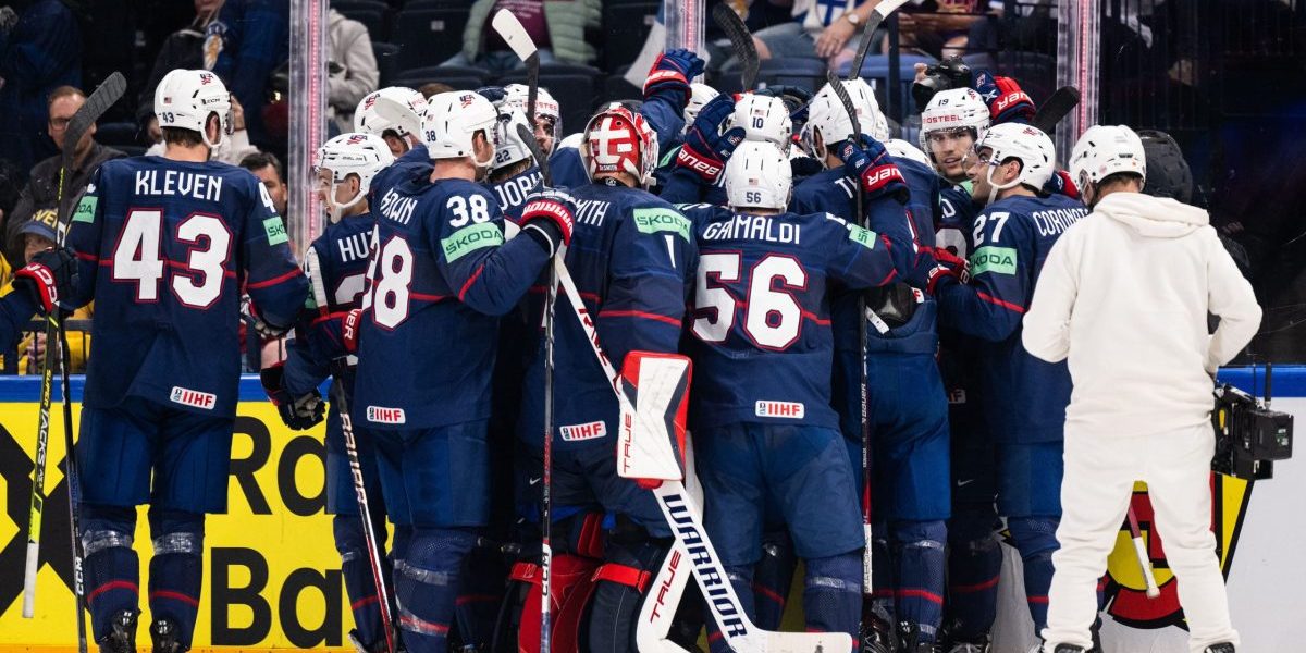USA:n joukkue juhlii voittoa jääkiekon MM-kisoissa 2023