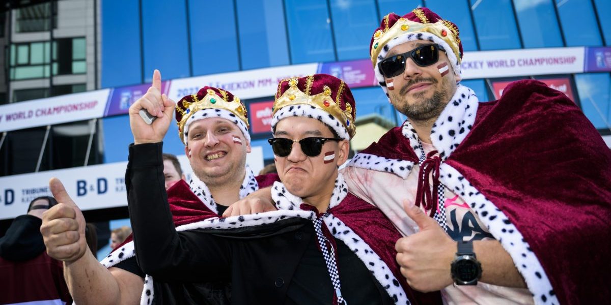 Latvian faneja Nokia-areenan edustalla jääkiekon MM-kisoissa 2023