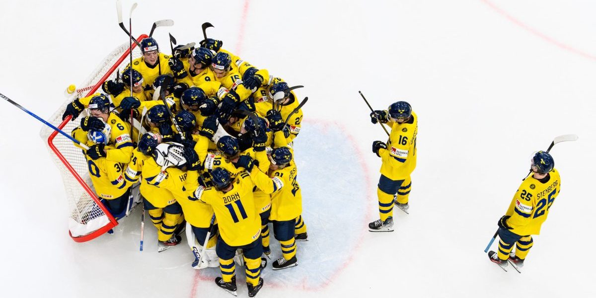 Ruotsin pelaajat juhlivat voittoa jääkiekon nuorten MM-kisoissa 2024.