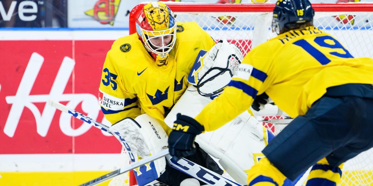 Hugo Hävelid Ruotsin U20-jääkiekkomaajoukkueessa nuorten MM-kisoissa 2024